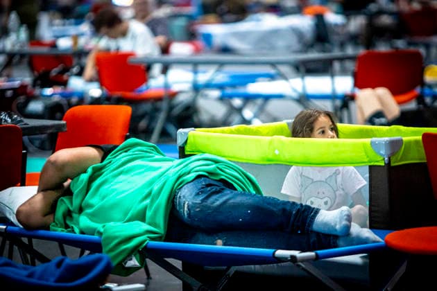Thousands Of Gironde Wildfire Evacuees Sheltered At The Bordeaux Exhibition Centre Thousands of people evacuated from their homes rest at the Bordeaux Exhibition Centre, which has been converted into a temporary emergency shelter following a major wildfire affecting the Gironde department in southwestern France on Saturday. French authorities have transformed the exhibition halls into an emergency reception facility to accommodate families displaced from several municipalities, providing medical assistance, food and psychological support, while firefighters continue efforts to contain the fire, which has forced the evacuation of tens of thousands of people. In Bordeaux, France, on July 26, 2026. Burdeaux France  Copyright: xAlbertxLlopx originalFilename: salame-thousand260726_npmG4.jpg