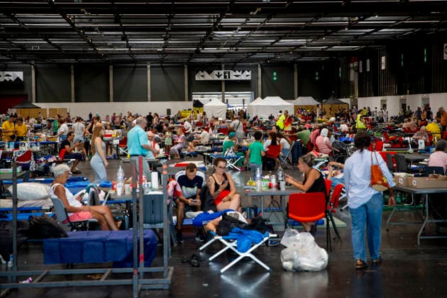 Thousands Of Gironde Wildfire Evacuees Sheltered At The Bordeaux Exhibition Centre Thousands of people evacuated from their homes rest at the Bordeaux Exhibition Centre, which has been converted into a temporary emergency shelter following a major wildfire affecting the Gironde department in southwestern France on Saturday. French authorities have transformed the exhibition halls into an emergency reception facility to accommodate families displaced from several municipalities, providing medical assistance, food and psychological support, while firefighters continue efforts to contain the fire, which has forced the evacuation of tens of thousands of people. In Bordeaux, France, on July 26, 2026. Burdeaux France  Copyright: xAlbertxLlopx originalFilename: salame-thousand260726_npKId.jpg