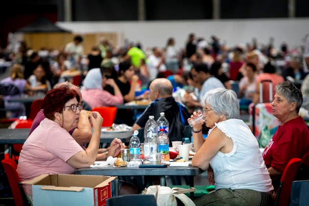 Thousands Of Gironde Wildfire Evacuees Sheltered At The Bordeaux Exhibition Centre Thousands of people evacuated from their homes rest at the Bordeaux Exhibition Centre, which has been converted into a temporary emergency shelter following a major wildfire affecting the Gironde department in southwestern France on Saturday. French authorities have transformed the exhibition halls into an emergency reception facility to accommodate families displaced from several municipalities, providing medical assistance, food and psychological support, while firefighters continue efforts to contain the fire, which has forced the evacuation of tens of thousands of people. In Bordeaux, France, on July 26, 2026. Burdeaux France  Copyright: xAlbertxLlopx originalFilename: salame-thousand260726_npuAO.jpg