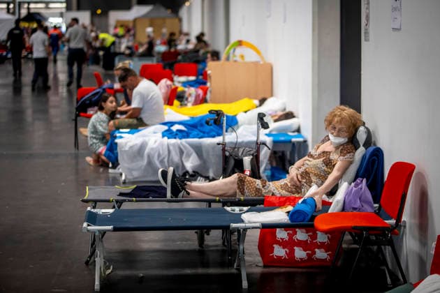 Thousands Of Gironde Wildfire Evacuees Sheltered At The Bordeaux Exhibition Centre Thousands of people evacuated from their homes rest at the Bordeaux Exhibition Centre, which has been converted into a temporary emergency shelter following a major wildfire affecting the Gironde department in southwestern France on Saturday. French authorities have transformed the exhibition halls into an emergency reception facility to accommodate families displaced from several municipalities, providing medical assistance, food and psychological support, while firefighters continue efforts to contain the fire, which has forced the evacuation of tens of thousands of people. In Bordeaux, France, on July 26, 2026. Burdeaux France  Copyright: xAlbertxLlopx originalFilename: salame-thousand260726_npA8Z.jpg