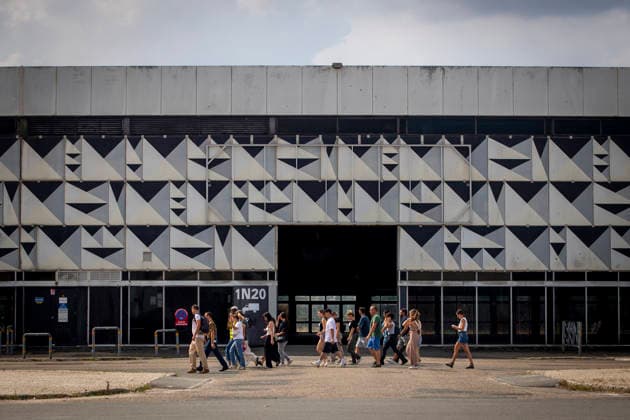 Thousands Of Gironde Wildfire Evacuees Sheltered At The Bordeaux Exhibition Centre Thousands of people evacuated from their homes rest at the Bordeaux Exhibition Centre, which has been converted into a temporary emergency shelter following a major wildfire affecting the Gironde department in southwestern France on Saturday. French authorities have transformed the exhibition halls into an emergency reception facility to accommodate families displaced from several municipalities, providing medical assistance, food and psychological support, while firefighters continue efforts to contain the fire, which has forced the evacuation of tens of thousands of people. In Bordeaux, France, on July 26, 2026. Burdeaux France  Copyright: xAlbertxLlopx originalFilename: salame-thousand260726_np3Dj.jpg
