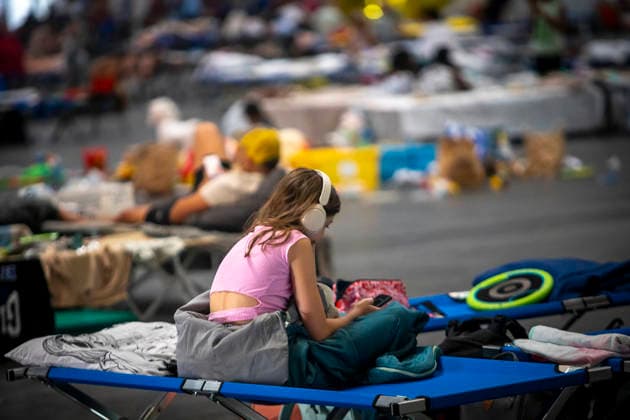 Thousands Of Gironde Wildfire Evacuees Sheltered At The Bordeaux Exhibition Centre Thousands of people evacuated from their homes rest at the Bordeaux Exhibition Centre, which has been converted into a temporary emergency shelter following a major wildfire affecting the Gironde department in southwestern France on Saturday. French authorities have transformed the exhibition halls into an emergency reception facility to accommodate families displaced from several municipalities, providing medical assistance, food and psychological support, while firefighters continue efforts to contain the fire, which has forced the evacuation of tens of thousands of people. In Bordeaux, France, on July 26, 2026. Burdeaux France  Copyright: xAlbertxLlopx originalFilename: salame-thousand260726_npc2f.jpg