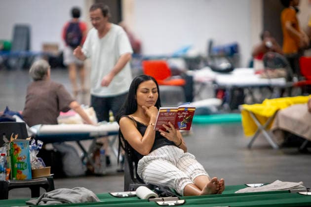 Thousands Of Gironde Wildfire Evacuees Sheltered At The Bordeaux Exhibition Centre Thousands of people evacuated from their homes rest at the Bordeaux Exhibition Centre, which has been converted into a temporary emergency shelter following a major wildfire affecting the Gironde department in southwestern France on Saturday. French authorities have transformed the exhibition halls into an emergency reception facility to accommodate families displaced from several municipalities, providing medical assistance, food and psychological support, while firefighters continue efforts to contain the fire, which has forced the evacuation of tens of thousands of people. In Bordeaux, France, on July 26, 2026. Burdeaux France  Copyright: xAlbertxLlopx originalFilename: salame-thousand260726_npueg.jpg
