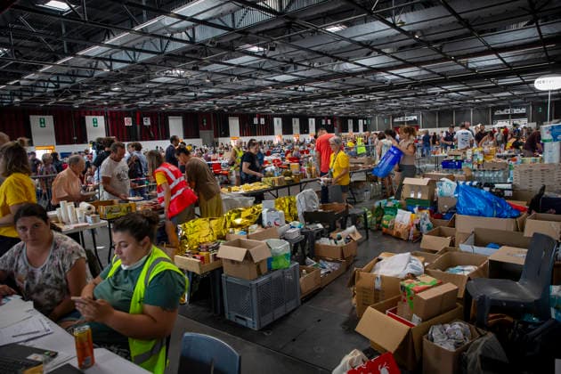 Thousands Of Gironde Wildfire Evacuees Sheltered At The Bordeaux Exhibition Centre Thousands of people evacuated from their homes rest at the Bordeaux Exhibition Centre, which has been converted into a temporary emergency shelter following a major wildfire affecting the Gironde department in southwestern France on Saturday. French authorities have transformed the exhibition halls into an emergency reception facility to accommodate families displaced from several municipalities, providing medical assistance, food and psychological support, while firefighters continue efforts to contain the fire, which has forced the evacuation of tens of thousands of people. In Bordeaux, France, on July 26, 2026. Burdeaux France  Copyright: xAlbertxLlopx originalFilename: salame-thousand260726_np5ZI.jpg