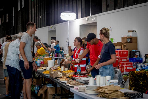 Thousands Of Gironde Wildfire Evacuees Sheltered At The Bordeaux Exhibition Centre Thousands of people evacuated from their homes rest at the Bordeaux Exhibition Centre, which has been converted into a temporary emergency shelter following a major wildfire affecting the Gironde department in southwestern France on Saturday. French authorities have transformed the exhibition halls into an emergency reception facility to accommodate families displaced from several municipalities, providing medical assistance, food and psychological support, while firefighters continue efforts to contain the fire, which has forced the evacuation of tens of thousands of people. In Bordeaux, France, on July 26, 2026. Burdeaux France  Copyright: xAlbertxLlopx originalFilename: salame-thousand260726_npIyH.jpg