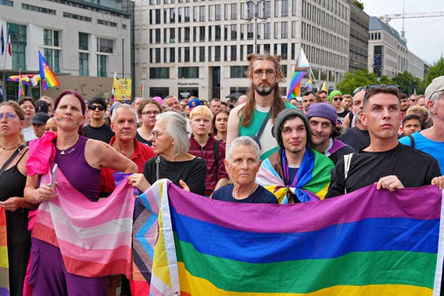 26.07.2026,Berlin,Blick auf das Stadtgeschehen am Tag nach dem terroristischen Anschlag beim gestrigen CSD.Trauerkundgebung am Pariser Platz vor dem Brandenburger Tor *** July 26, 2026, Berlin: A look at city life the day after the terrorist attack during yesterday’s CSD memorial rally at Pariser Platz in front of the Brandenburg Gate