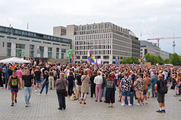 26.07.2026,Berlin,Blick auf das Stadtgeschehen am Tag nach dem terroristischen Anschlag beim gestrigen CSD.Trauerkundgebung am Pariser Platz vor dem Brandenburger Tor *** July 26, 2026, Berlin: A look at city life the day after the terrorist attack during yesterday’s CSD memorial rally at Pariser Platz in front of the Brandenburg Gate