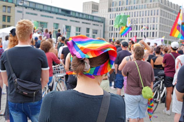 26.07.2026,Berlin,Blick auf das Stadtgeschehen am Tag nach dem terroristischen Anschlag beim gestrigen CSD.Trauerkundgebung am Pariser Platz vor dem Brandenburger Tor *** July 26, 2026, Berlin: A look at city life the day after the terrorist attack during yesterday’s CSD memorial rally at Pariser Platz in front of the Brandenburg Gate