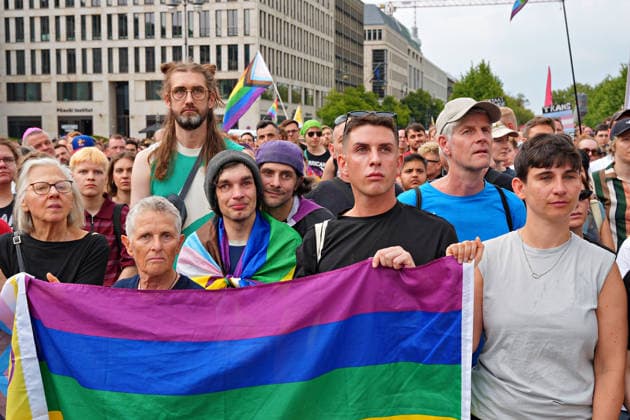 26.07.2026,Berlin,Blick auf das Stadtgeschehen am Tag nach dem terroristischen Anschlag beim gestrigen CSD.Trauerkundgebung am Pariser Platz vor dem Brandenburger Tor *** July 26, 2026, Berlin: A look at city life the day after the terrorist attack during yesterday’s CSD memorial rally at Pariser Platz in front of the Brandenburg Gate
