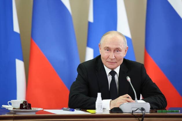 RUSSIA, ST PETERSBURG - JULY 26, 2026: Russia s President Vladimir Putin is seen during a reception for senior officers of the Russian Navy at the Admiralty Building on Russian Navy Day St Petersburg Russia  - ZUMAt113 20260726_zaa_t113_360 Copyright: xPeterxKovalevx