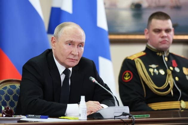 RUSSIA, ST PETERSBURG - JULY 26, 2026: Russia s President Vladimir Putin (L) is seen during a reception for senior officers of the Russian Navy at the Admiralty Building on Russian Navy Day St Petersburg Russia  - ZUMAt113 20260726_zaa_t113_361 Copyright: xPeterxKovalevx