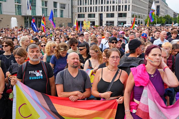 26.07.2026,Berlin,Blick auf das Stadtgeschehen am Tag nach dem terroristischen Anschlag beim gestrigen CSD.Trauerkundgebung am Pariser Platz vor dem Brandenburger Tor *** July 26, 2026, Berlin: A look at city life the day after the terrorist attack during yesterday’s CSD memorial rally at Pariser Platz in front of the Brandenburg Gate
