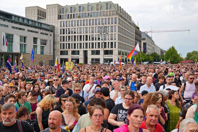 26.07.2026,Berlin,Blick auf das Stadtgeschehen am Tag nach dem terroristischen Anschlag beim gestrigen CSD.Trauerkundgebung am Pariser Platz vor dem Brandenburger Tor *** July 26, 2026, Berlin: A look at city life the day after the terrorist attack during yesterday’s CSD memorial rally at Pariser Platz in front of the Brandenburg Gate