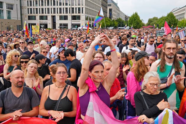 26.07.2026,Berlin,Blick auf das Stadtgeschehen am Tag nach dem terroristischen Anschlag beim gestrigen CSD.Trauerkundgebung am Pariser Platz vor dem Brandenburger Tor *** July 26, 2026, Berlin: A look at city life the day after the terrorist attack during yesterday’s CSD memorial rally at Pariser Platz in front of the Brandenburg Gate