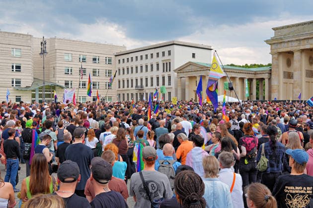 26.07.2026,Berlin,Blick auf das Stadtgeschehen am Tag nach dem terroristischen Anschlag beim gestrigen CSD.Trauerkundgebung am Pariser Platz vor dem Brandenburger Tor *** July 26, 2026, Berlin: A look at city life the day after the terrorist attack during yesterday’s CSD memorial rally at Pariser Platz in front of the Brandenburg Gate