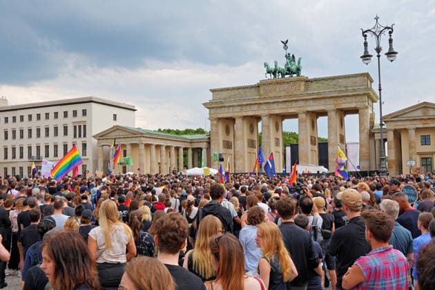 26.07.2026,Berlin,Blick auf das Stadtgeschehen am Tag nach dem terroristischen Anschlag beim gestrigen CSD.Trauerkundgebung am Pariser Platz vor dem Brandenburger Tor *** July 26, 2026, Berlin: A look at city life the day after the terrorist attack during yesterday’s CSD memorial rally at Pariser Platz in front of the Brandenburg Gate