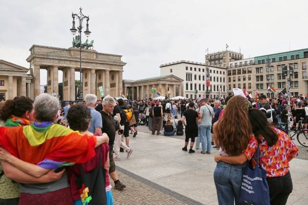Berlin, Deutschland, 26.07.2026: Pariser Platz: Demo aus Protest gegen den Anschlag auf den CSD: Keine 24 Stunden nachdem ein Auto in eine Menschenmenge gefahren ist, haben sich Menschen vor dem Bandenburger Tor versammelt, um ihrem Protest Ausdruck zu verleihen. *** Berlin, Germany, July 26, 2026: Protest at Pariser Platz against the attack on the CSD. Less than 24 hours after a car plowed into a crowd, people gathered in front of the Brandenburg Gate to voice their protest. Copyright: xdtsxNachrichtenagenturx dts_128592