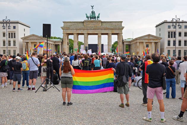 26.07.2026,Berlin,Blick auf das Stadtgeschehen am Tag nach dem terroristischen Anschlag beim gestrigen CSD.Trauerkundgebung am Pariser Platz vor dem Brandenburger Tor *** July 26, 2026, Berlin: A look at city life the day after the terrorist attack during yesterday’s CSD memorial rally at Pariser Platz in front of the Brandenburg Gate