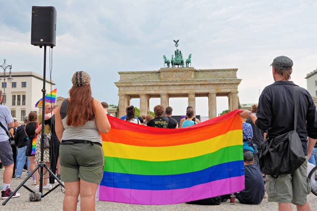 26.07.2026,Berlin,Blick auf das Stadtgeschehen am Tag nach dem terroristischen Anschlag beim gestrigen CSD.Trauerkundgebung am Pariser Platz vor dem Brandenburger Tor *** July 26, 2026, Berlin: A look at city life the day after the terrorist attack during yesterday’s CSD memorial rally at Pariser Platz in front of the Brandenburg Gate