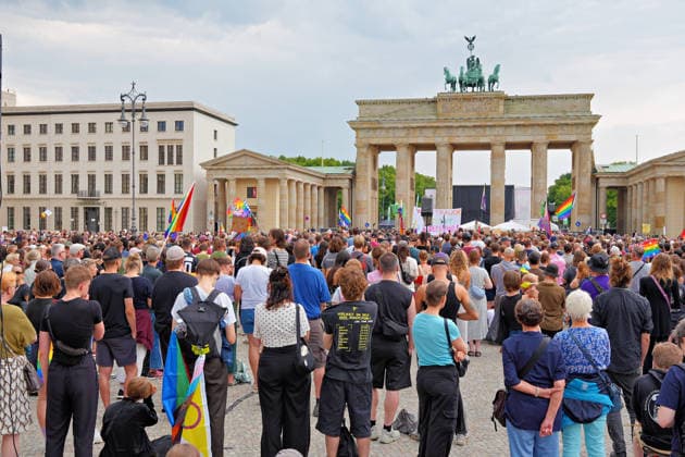 26.07.2026,Berlin,Blick auf das Stadtgeschehen am Tag nach dem terroristischen Anschlag beim gestrigen CSD.Trauerkundgebung am Pariser Platz vor dem Brandenburger Tor *** July 26, 2026, Berlin: A look at city life the day after the terrorist attack during yesterday’s CSD memorial rally at Pariser Platz in front of the Brandenburg Gate