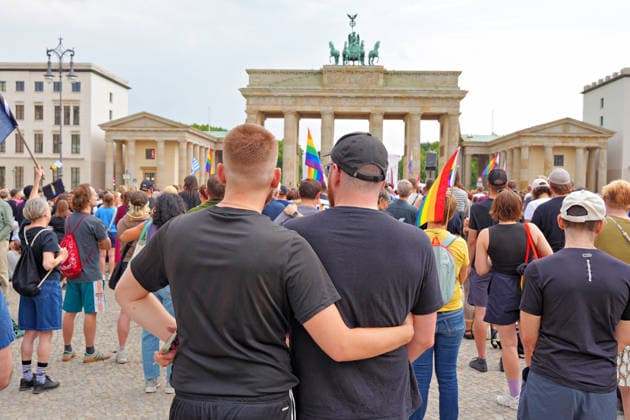 26.07.2026,Berlin,Blick auf das Stadtgeschehen am Tag nach dem terroristischen Anschlag beim gestrigen CSD.Trauerkundgebung am Pariser Platz vor dem Brandenburger Tor *** July 26, 2026, Berlin: A look at city life the day after the terrorist attack during yesterday’s CSD memorial rally at Pariser Platz in front of the Brandenburg Gate