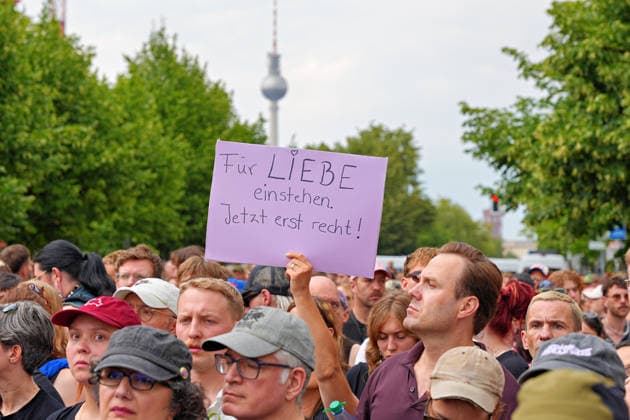 26.07.2026,Berlin,Blick auf das Stadtgeschehen am Tag nach dem terroristischen Anschlag beim gestrigen CSD.Trauerkundgebung am Pariser Platz vor dem Brandenburger Tor *** July 26, 2026, Berlin: A look at city life the day after the terrorist attack during yesterday’s CSD memorial rally at Pariser Platz in front of the Brandenburg Gate