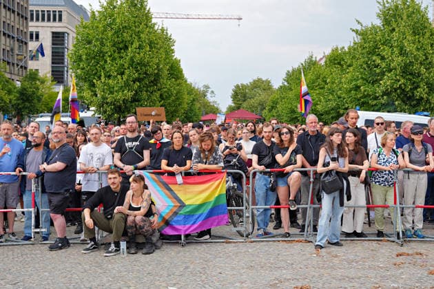 26.07.2026,Berlin,Blick auf das Stadtgeschehen am Tag nach dem terroristischen Anschlag beim gestrigen CSD.Trauerkundgebung am Pariser Platz vor dem Brandenburger Tor *** July 26, 2026, Berlin: A look at city life the day after the terrorist attack during yesterday’s CSD memorial rally at Pariser Platz in front of the Brandenburg Gate