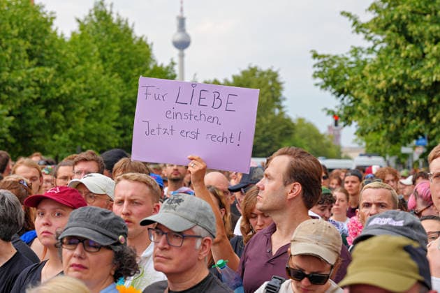 26.07.2026,Berlin,Blick auf das Stadtgeschehen am Tag nach dem terroristischen Anschlag beim gestrigen CSD.Trauerkundgebung am Pariser Platz vor dem Brandenburger Tor *** July 26, 2026, Berlin: A look at city life the day after the terrorist attack during yesterday’s CSD memorial rally at Pariser Platz in front of the Brandenburg Gate