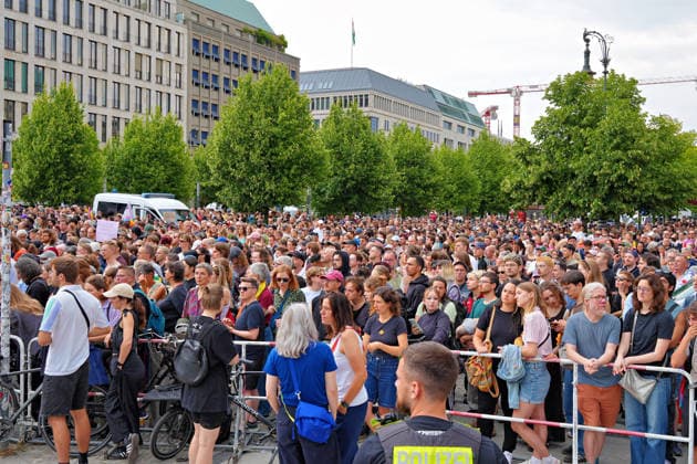 26.07.2026,Berlin,Blick auf das Stadtgeschehen am Tag nach dem terroristischen Anschlag beim gestrigen CSD.Trauerkundgebung am Pariser Platz vor dem Brandenburger Tor *** July 26, 2026, Berlin: A look at city life the day after the terrorist attack during yesterday’s CSD memorial rally at Pariser Platz in front of the Brandenburg Gate
