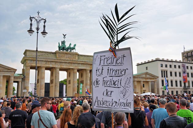 26.07.2026,Berlin,Blick auf das Stadtgeschehen am Tag nach dem terroristischen Anschlag beim gestrigen CSD.Trauerkundgebung am Pariser Platz vor dem Brandenburger Tor *** July 26, 2026, Berlin: A look at city life the day after the terrorist attack during yesterday’s CSD memorial rally at Pariser Platz in front of the Brandenburg Gate
