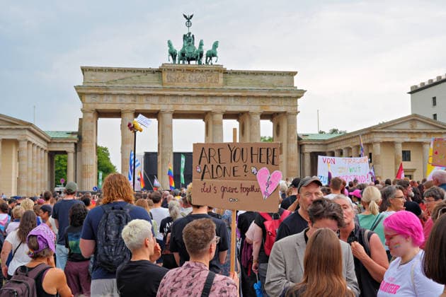 26.07.2026,Berlin,Blick auf das Stadtgeschehen am Tag nach dem terroristischen Anschlag beim gestrigen CSD.Trauerkundgebung am Pariser Platz vor dem Brandenburger Tor *** July 26, 2026, Berlin: A look at city life the day after the terrorist attack during yesterday’s CSD memorial rally at Pariser Platz in front of the Brandenburg Gate