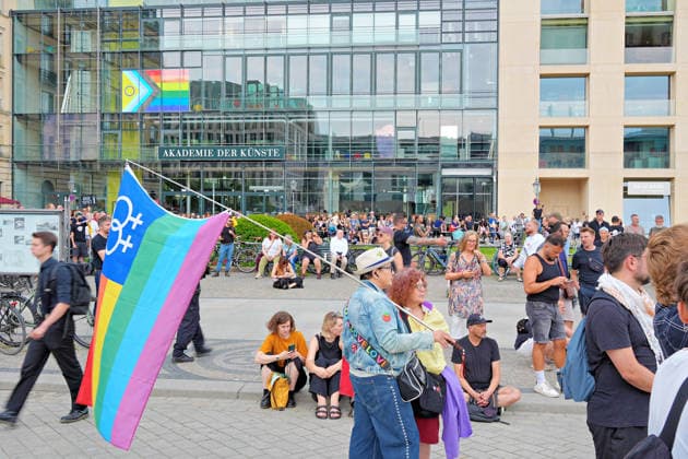 26.07.2026,Berlin,Blick auf das Stadtgeschehen am Tag nach dem terroristischen Anschlag beim gestrigen CSD.Trauerkundgebung am Pariser Platz vor dem Brandenburger Tor *** July 26, 2026, Berlin: A look at city life the day after the terrorist attack during yesterday’s CSD memorial rally at Pariser Platz in front of the Brandenburg Gate