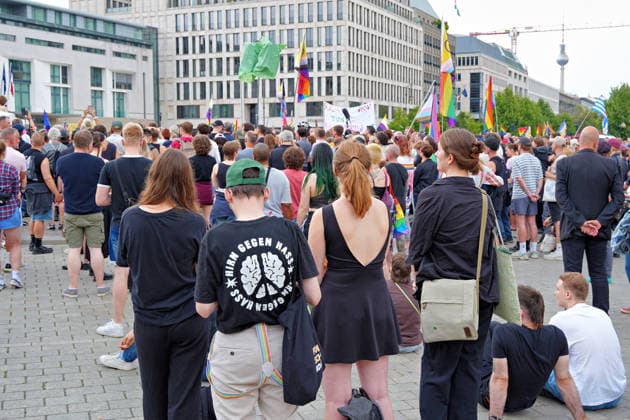 26.07.2026,Berlin,Blick auf das Stadtgeschehen am Tag nach dem terroristischen Anschlag beim gestrigen CSD.Trauerkundgebung am Pariser Platz vor dem Brandenburger Tor *** July 26, 2026, Berlin: A look at city life the day after the terrorist attack during yesterday’s CSD memorial rally at Pariser Platz in front of the Brandenburg Gate