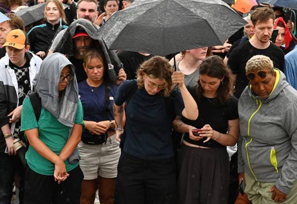 Mourning rally after the parade incident in Berlin BERLIN, GERMANY - JULY 26: People take part in a mourning rally near the Brandenburger Gate, not far from the scene where a vehicle plowed into a crowd during the Christopher Street Day parade, in Berlin, Germany, on July 26, 2026. Several people were injured after a vehicle drove into a crowd during the Christopher Street Day (CSD) Pride parade in central Berlin, according to local media reports. At least one person was killed and 29 others were injured in the vehicle collision, according to local media reports. Volodymyr Sindieiev Anadolu Berlin Germany. Editorial use only. Please get in touch for any other usage.  Copyright: x2026xAnadoluxVolodymyrxSindieievx