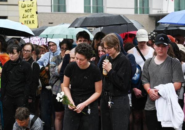 Mourning rally after the parade incident in Berlin BERLIN, GERMANY - JULY 26: People take part in a mourning rally near the Brandenburger Gate, not far from the scene where a vehicle plowed into a crowd during the Christopher Street Day parade, in Berlin, Germany, on July 26, 2026. Several people were injured after a vehicle drove into a crowd during the Christopher Street Day (CSD) Pride parade in central Berlin, according to local media reports. At least one person was killed and 29 others were injured in the vehicle collision, according to local media reports. Volodymyr Sindieiev Anadolu Berlin Germany. Editorial use only. Please get in touch for any other usage.  Copyright: x2026xAnadoluxVolodymyrxSindieievx