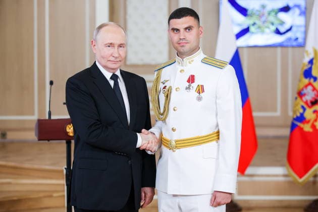 RUSSIA, ST PETERSBURG - JULY 26, 2026: Russia s President Vladimir Putin (L) awards Capt. Andrei Pustovoi Russia s Order of Courage during a ceremony to present state awards at the Admiralty Building on Russian Navy Day. Peter Kovalev TASS  95493608