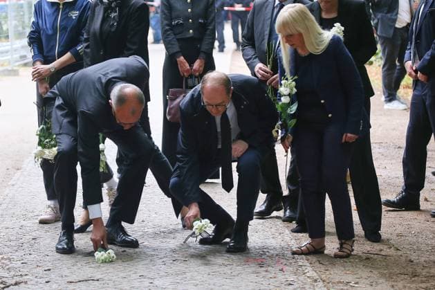 Berlin, Deutschland, 26.07.2026: Auto fährt bei CSD in Menschenmenge: Bundeskanzler Friedrich Merz (CDU), Bundesminister des Innern Alexander Dobrindt (CSU) und Berlins Innensenatorin Iris Spranger legen am Tag nach dem Anschlag am Tatort Blumen nieder *** Berlin, Germany, July 26, 2026: Car Plows Into Crowd at CSD; Federal Chancellor Friedrich Merz (CDU), Federal Minister of the Interior Alexander Dobrindt (CSU), and Berlin’s Senator of the Interior Iris Spranger lay flowers at the scene of the attack the day after the incident Copyright: xdtsxNachrichtenagenturx dts_128596