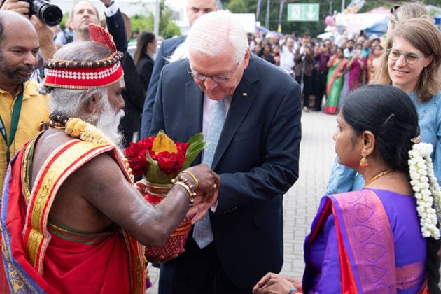 Siva Sri Arumugam Paskarakurukkal (oft Priester Paskaran genannt) und seine Ehefrau Mathivani begruessen Bundespraesident Frank-Walter STEINMEIER, mit einem Blumengesteck, Hinduistisches Tempelfest in Hamm, Sri Kamadchi Ampal Tempels in Hamm-Uentrop, 26.07.2026 *** Siva Sri Arumugam Paskarakurukkal—often called Priest Paskaran—and his wife Mathivani welcomed Federal President Frank Walter STEINMEIER with a floral arrangement at the Hindu temple festival in Hamm, held at the Sri Kamadchi Ampal Temple in Hamm-Uentrop, July 26, 2026