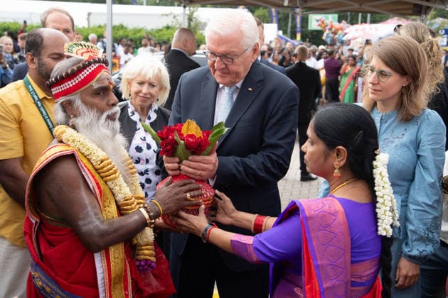 Siva Sri Arumugam Paskarakurukkal (oft Priester Paskaran genannt) und seine Ehefrau Mathivani begruessen Bundespraesident Frank-Walter STEINMEIER, mit einem Blumengesteck, rechts Verena SCHAEFFER, Schäffer, Ministerin fuer Kinder, Jugend, Familie, Gleichstellung, Flucht und Integration des Landes Nordrhein-Westfalen Hinduistisches Tempelfest in Hamm, Sri Kamadchi Ampal Tempels in Hamm-Uentrop, 26.07.2026 *** Siva Sri Arumugam Paskarakurukkal—often called Priest Paskaran—and his wife Mathivani welcome Federal President Frank Walter STEINMEIER with a floral arrangement; on the right is Verena SCHAEFFER, Schäffer, Minister for Children, Youth, Family, Equality, Refugees, and Integration of the State of North Rhine-Westphalia, at the Hindu
