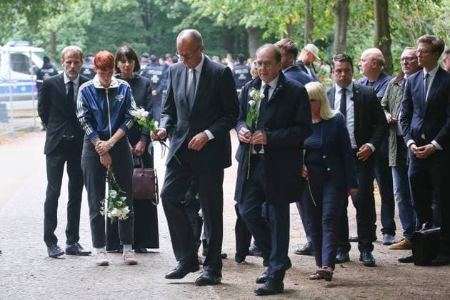 Berlin, Deutschland, 26.07.2026: Auto fährt bei CSD in Menschenmenge: Bundeskanzler Friedrich Merz (CDU), Bundesminister des Innern Alexander Dobrindt (CSU) und Berlins Innensenatorin Iris Spranger legen am Tag nach dem Anschlag am Tatort Blumen nieder *** Berlin, Germany, July 26, 2026: Car Plows Into Crowd at CSD; Federal Chancellor Friedrich Merz (CDU), Federal Minister of the Interior Alexander Dobrindt (CSU), and Berlin’s Senator of the Interior Iris Spranger lay flowers at the scene of the attack the day after the incident Copyright: xdtsxNachrichtenagenturx dts_128597