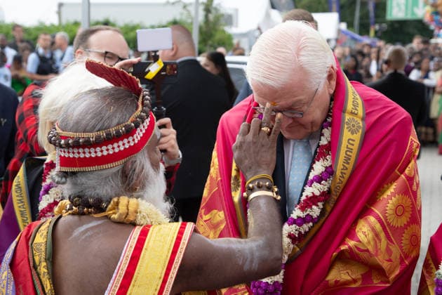 Siva Sri Arumugam Paskarakurukkal (oft Priester Paskaran genannt) begruesst Bundespraesident Frank-Walter STEINMEIER, zeichnet ihm ein Stirnmal, Bindi, Tilaka, Tika, Hinduistisches Tempelfest in Hamm, Sri Kamadchi Ampal Tempels in Hamm-Uentrop, 26.07.2026 *** Siva Sri Arumugam Paskarakurukkal, often called Priest Paskaran, greets Federal President Frank Walter STEINMEIER and applies a bindi to his forehead, Tilaka, Tika, at a Hindu temple festival in Hamm, at the Sri Kamadchi Ampal Temple in Hamm-Uentrop, July 26, 2026