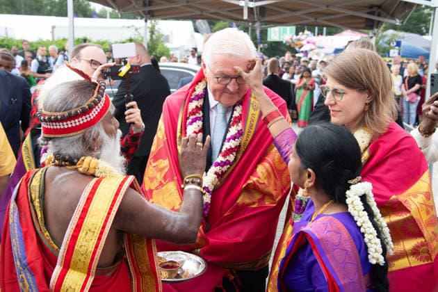 Siva Sri Arumugam Paskarakurukkal (oft Priester Paskaran genannt) und seine Ehefrau Mathivani begruessen Bundespraesident Frank-Walter STEINMEIER, zeichnen ihm ein Stirnmal, Bindi, Tilaka, Tika,, rechts Verena SCHAEFFER, Schäffer, Ministerin fuer Kinder, Jugend, Familie, Gleichstellung, Flucht und Integration des Landes Nordrhein-Westfalen Hinduistisches Tempelfest in Hamm, Sri Kamadchi Ampal Tempels in Hamm-Uentrop, 26.07.2026 *** Siva Sri Arumugam Paskarakurukkal—often called Priest Paskaran—and his wife Mathivani welcome Federal President Frank Walter STEINMEIER and apply a forehead mark—a bindi, or tilaka—to him, Tika; to the right is Verena SCHAEFFER, Minister for Children, Youth, Family, Equality, Refugees, and Integration of the