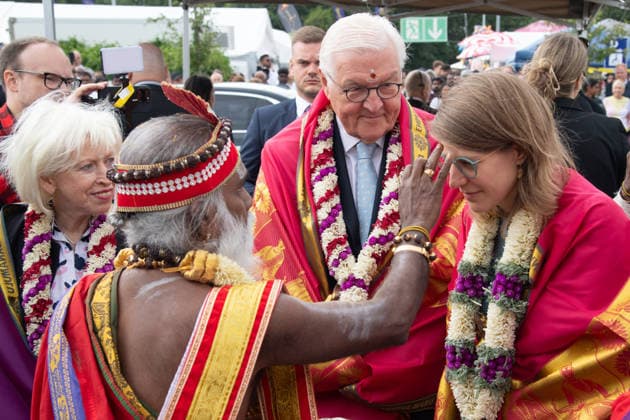 Siva Sri Arumugam Paskarakurukkal (oft Priester Paskaran genannt) und seine Ehefrau Mathivani begruessen Bundespraesident Frank-Walter STEINMEIER, zeichnen ihm ein Stirnmal, Bindi, Tilaka, Tika,, rechts Verena SCHAEFFER, Schäffer, Ministerin fuer Kinder, Jugend, Familie, Gleichstellung, Flucht und Integration des Landes Nordrhein-Westfalen Hinduistisches Tempelfest in Hamm, Sri Kamadchi Ampal Tempels in Hamm-Uentrop, 26.07.2026 *** Siva Sri Arumugam Paskarakurukkal—often called Priest Paskaran—and his wife Mathivani welcome Federal President Frank Walter STEINMEIER and apply a forehead mark—a bindi, or tilaka—to him, Tika; to the right is Verena SCHAEFFER, Minister for Children, Youth, Family, Equality, Refugees, and Integration of the