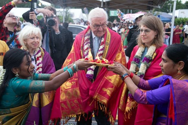 Mathivani (rechts), die Ehefrau von Siva Sri Arumugam Paskarakurukkal (oft Priester Paskaran genannt) und Tochter Malikarchchuna Alagesan (links) begruesen Bundespraesident Frank-Walter STEINMEIER, mit einem hinduistischen Feuer-Ritual, 2.v.r. Verena SCHAEFFER, Schäffer, Ministerin fuer Kinder, Jugend, Familie, Gleichstellung, Flucht und Integration des Landes Nordrhein-Westfalen Hinduistisches Tempelfest in Hamm, Sri Kamadchi Ampal Tempels in Hamm-Uentrop, 26.07.2026 *** Mathivani (right), the wife of Siva Sri Arumugam Paskarakurukkal—often called Priest Paskaran—and Malikarchchuna Alagesan’s daughter (left) welcome Federal President Frank Walter STEINMEIER with a Hindu fire ritual; second from the right is Verena SCHAEFFER, Schäffer