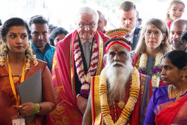 Priester Siva Sri Arumugam Paskarakurukkal (oft Priester Paskaran genannt) und Bundespraesident Frank-Walter STEINMEIER, betreten das hinduistische Kulturzentrum, Hinduistisches Tempelfest in Hamm, Sri Kamadchi Ampal Tempels in Hamm-Uentrop, 26.07.2026 *** Priest Siva Sri Arumugam Paskarakurukkal—often referred to as Priest Paskaran—and Federal President Frank Walter STEINMEIER enter the Hindu Cultural Center, Hindu Temple Festival in Hamm, at the Sri Kamadchi Ampal Temple in Hamm-Uentrop, July 26, 2026