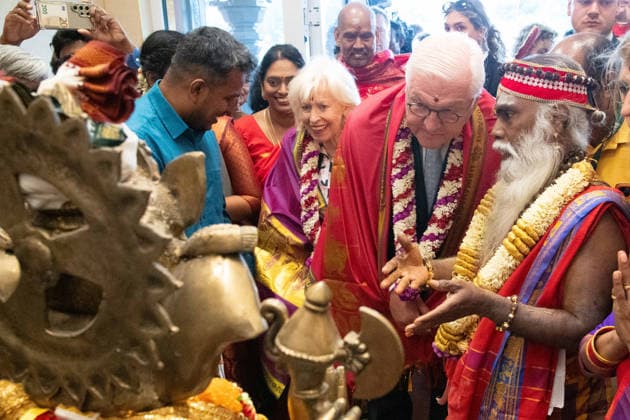 Priester Siva Sri Arumugam Paskarakurukkal (oft Priester Paskaran genannt) und Ehefrau Mathivani und Bundespraesident Frank-Walter STEINMEIER, betreten das hinduistische Kulturzentrum, Hinduistisches Tempelfest in Hamm, Sri Kamadchi Ampal Tempels in Hamm-Uentrop, 26.07.2026 *** Priest Siva Sri Arumugam Paskarakurukkal—often referred to as Priest Paskaran—and his wife Mathivani, along with Federal President Frank Walter STEINMEIER, enter the Hindu Cultural Center, Hindu Temple Festival in Hamm, at the Sri Kamadchi Ampal Temple in Hamm-Uentrop, July 26, 2026