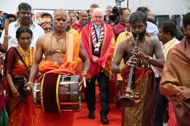 Begleitet von Musik betritt Bundespraesident Frank-Walter STEINMEIER das hinduistische Kulturzentrum, Hinduistisches Tempelfest in Hamm, Sri Kamadchi Ampal Tempels in Hamm-Uentrop, 26.07.2026 *** Accompanied by music, Federal President Frank Walter STEINMEIER enters the Hindu Cultural Center during the Hindu Temple Festival in Hamm at the Sri Kamadchi Ampal Temple in Hamm-Uentrop, July 26, 2026