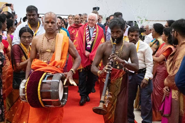 Begleitet von Musik betritt Bundespraesident Frank-Walter STEINMEIER das hinduistische Kulturzentrum, Hinduistisches Tempelfest in Hamm, Sri Kamadchi Ampal Tempels in Hamm-Uentrop, 26.07.2026 *** Accompanied by music, Federal President Frank Walter STEINMEIER enters the Hindu Cultural Center during the Hindu Temple Festival in Hamm at the Sri Kamadchi Ampal Temple in Hamm-Uentrop, July 26, 2026