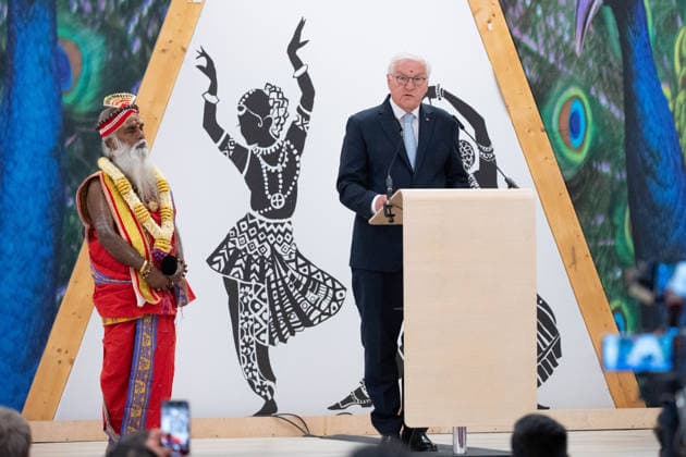 Bundespraesident Frank-Walter STEINMEIER, bei seiner Rede, links Priester Siva Sri Arumugam Paskarakurukkal (oft Priester Paskaran genannt) Hinduistisches Tempelfest in Hamm, Sri Kamadchi Ampal Tempels in Hamm-Uentrop, 26.07.2026 *** Federal President Frank Walter STEINMEIER delivering his speech; on the left, Priest Siva Sri Arumugam Paskarakurukkal, often called Priest Paskaran, at the Hindu temple festival in Hamm, at the Sri Kamadchi Ampal Temple in Hamm-Uentrop, July 26, 2026