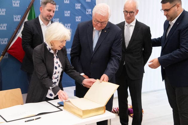Bundespraesident Frank-Walter STEINMEIER, traegte sich als erster Gast der Stadt in das neue Goldene Buch der Stadt Hamm ein, Buergermeisterin Monika SIMSHAEUSER zeigt das bisherige, volle Goldene Buch, Hinduistisches Tempelfest in Hamm, Sri Kamadchi Ampal Tempels in Hamm-Uentrop, 26.07.2026 *** Federal President Frank Walter STEINMEIER was the first guest to sign the city of Hamm’s new Golden Book; Mayor Monika SIMSHAEUSER shows the previous, now full, Golden Book; Hindu temple festival in Hamm, Sri Kamadchi Ampal Temple in Hamm-Uentrop, July 26, 2026